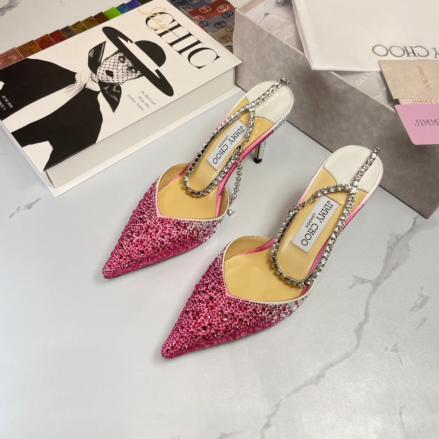 👟👟Ex-factory price 680👟👟 Jimmy Choo/Jimmy Choo classic diamond chain pointed toe crystal high-heeled sandals. Excellent crystal shoes, so beautiful that you can't take your eyes away. The shape of the shoes is very delicate, not too narrow and long. The internal space is sufficient, allowing the toes to relax enough. The rhinestones outline a charming arc on the instep, which is simply beautiful. It has a 360-degree surrounding fairy atmosphere, gorgeous but not exaggerated! ! The fabric is made of imported silk, with imported sheepskin lining. Customized A-grade Italian genuine leather sole. Heel height: 6.5 or 8.5. Size: 35-40 (41, 42, 43 customized, non-refundable)